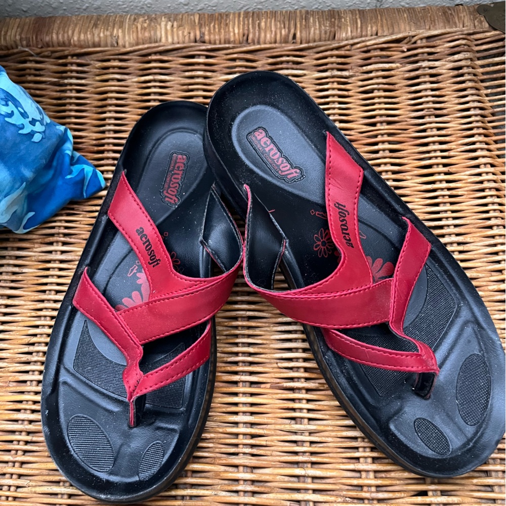 Aerosoft Women's Red Sandals